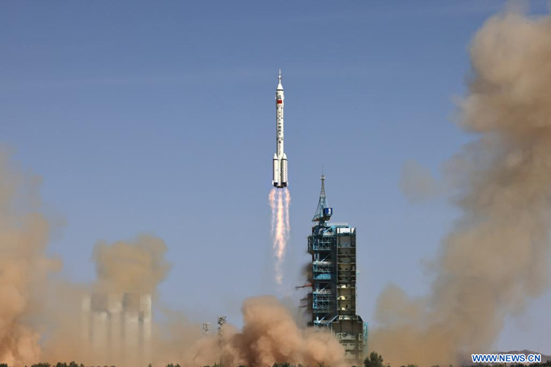 La Chine lance une mission habitée pour achever la construction de sa station spatiale