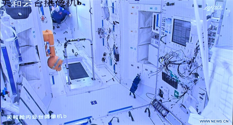 Les astronautes de Shenzhou-14 entrent dans le module central de la station spatiale
