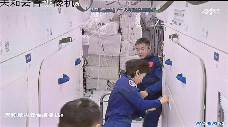 Les astronautes de Shenzhou-14 entrent dans le module central de la station spatiale