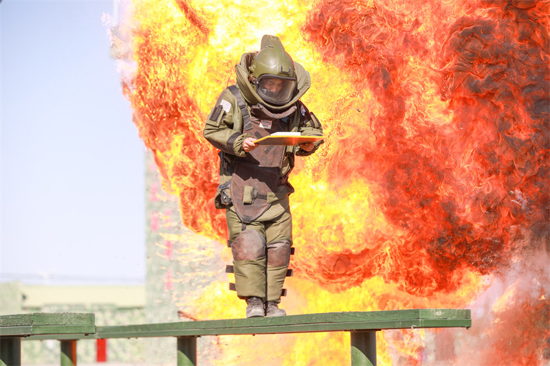 Xinjiang : les forces spéciales de la police armée organisent une formation professionnelle EOD à Karamay