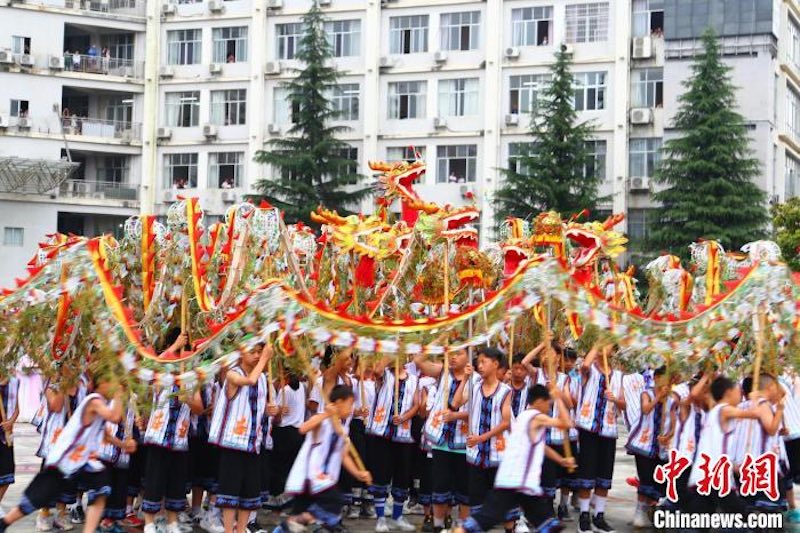 Guizhou : le patrimoine culturel immatériel de la danse du dragon attire les touristes à Pingtang