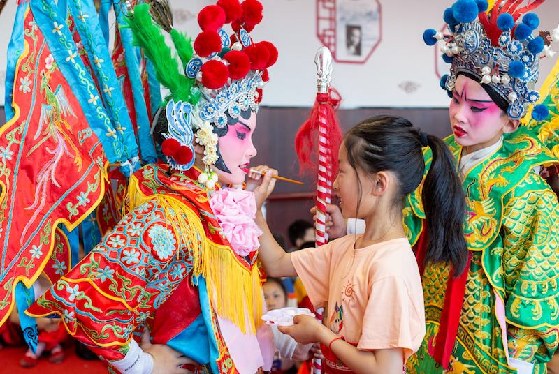 Les enfants de la campagne chantent une vie au rythme de l'opéra de Pékin