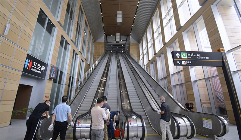 La gare de Fengtai de Beijing, la plus grande gare ferroviaire de passagers d'Asie, mise en service
