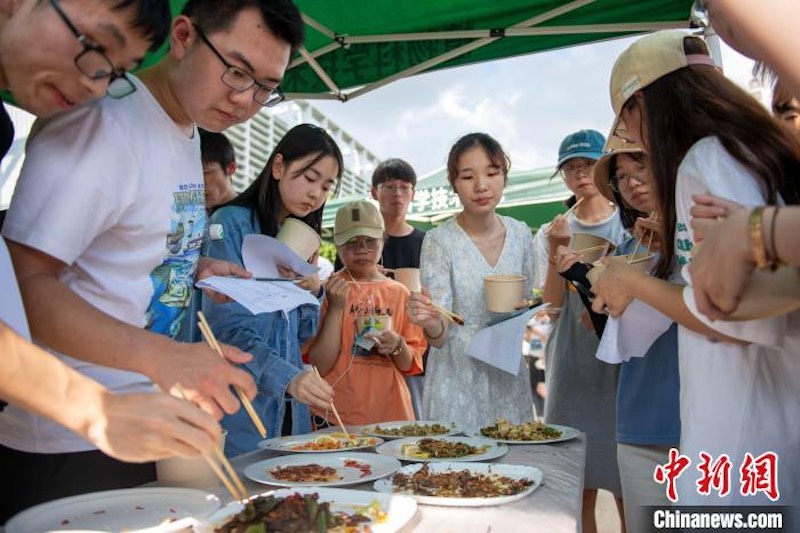 Hubei : un ? festin d'insectes ? à l'Université agricole de Huazhong