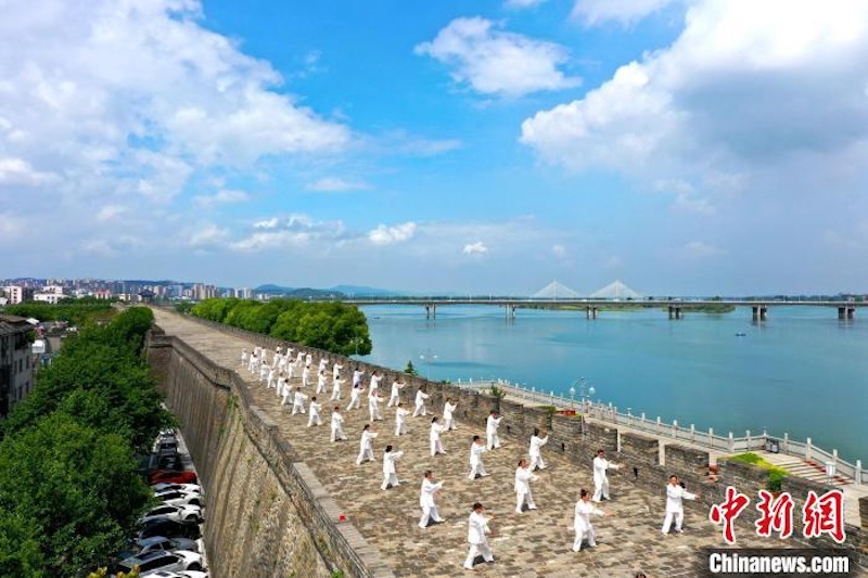 Hubei : la pratique du Ta?-chi-chuan sur les remparts de la vieille ville de Xiangyang