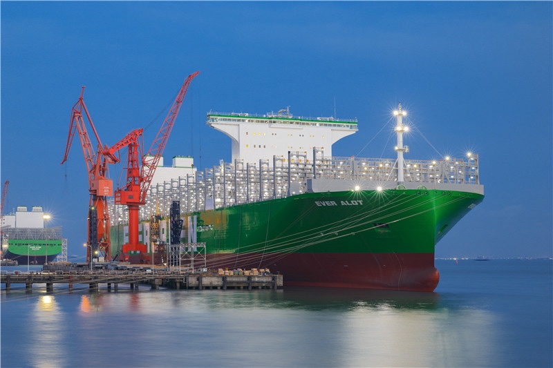 Le plus grand porte-conteneurs du monde construit par la Chine achevé à Shanghai