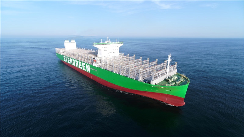 Le plus grand porte-conteneurs du monde construit par la Chine achevé à Shanghai