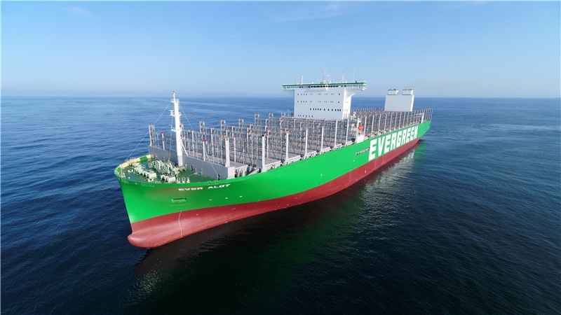 Le plus grand porte-conteneurs du monde construit par la Chine achevé à Shanghai