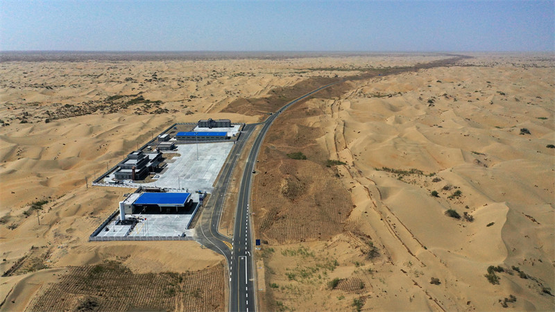 Xinjiang : l'autoroute du désert de Yuqie sur le point d'ouvrir à la circulation à Bazhou