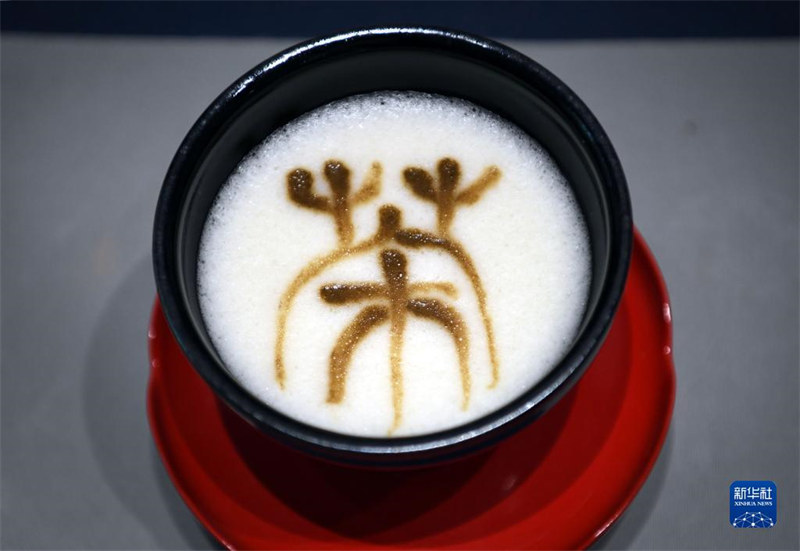 Un Britannique répand la culture chinoise du thé par l'art du ? Dian Cha ?