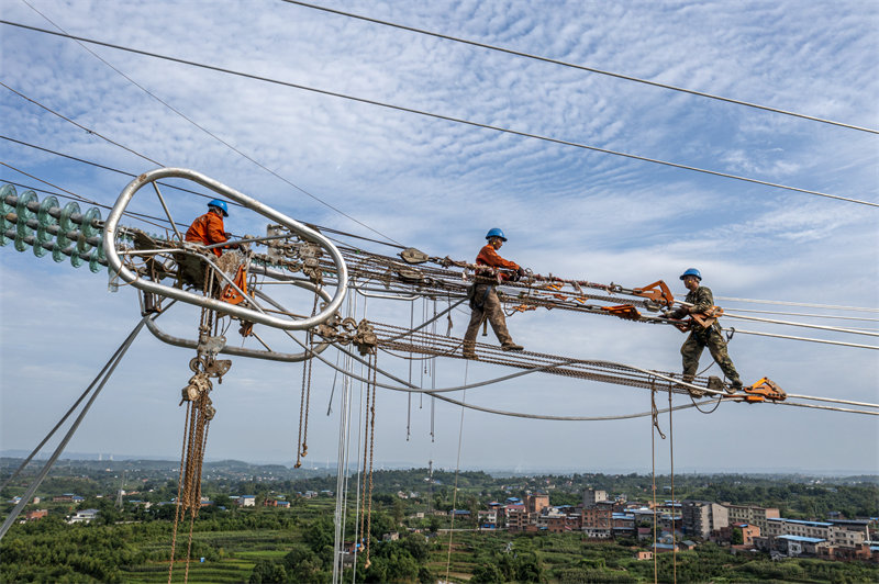 Chongqing : des ouvriers électriciens au travail dans les nuages à Yongchuan