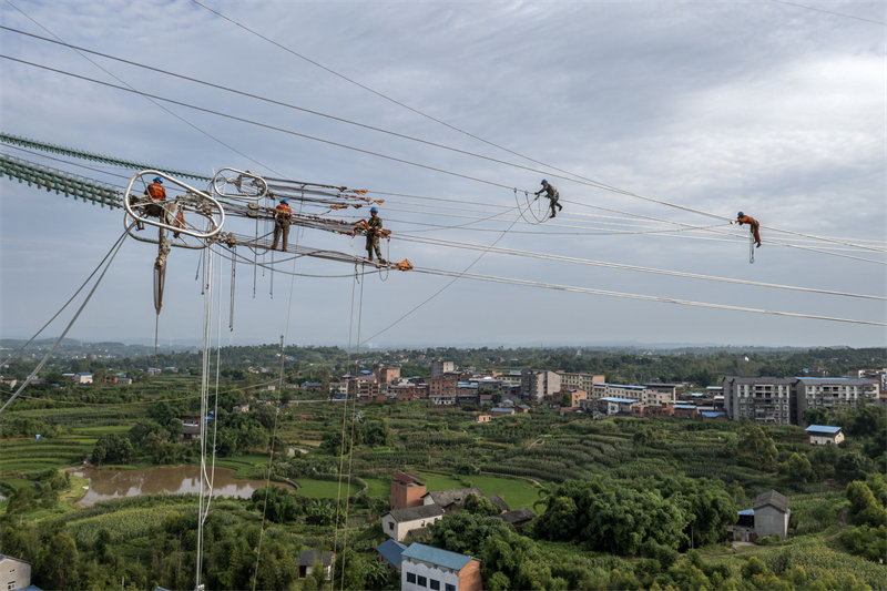 Chongqing : des ouvriers électriciens au travail dans les nuages à Yongchuan