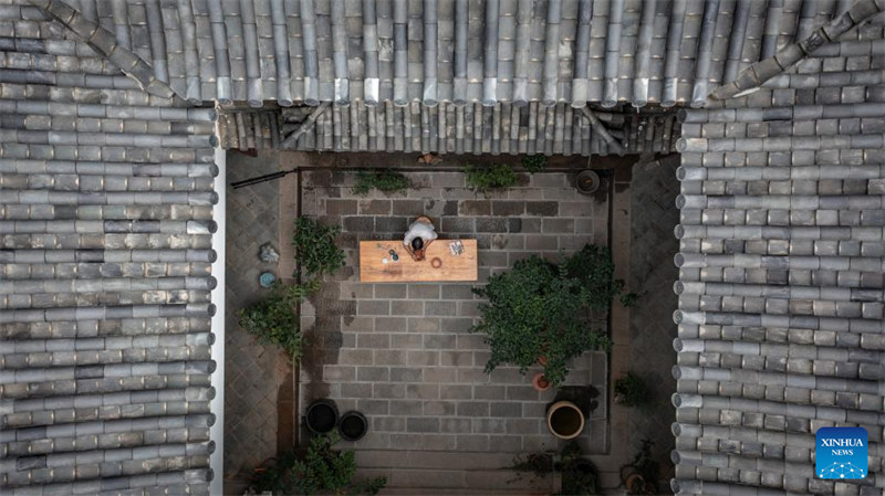 Un artisan fait rayonner les techniques traditionnelles de fabrication de poteries