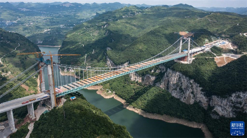 Guizhou : fermeture réussie du pont de Jinfeng sur le fleuve Wujiang