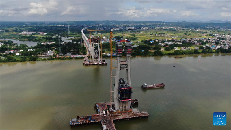 Un pont de la ligne ferroviaire à grande vitesse Nanning-Yulin en construction