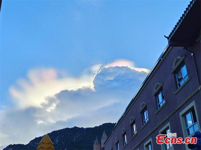 Des nuages aux couleurs de l'arc-en-ciel apparaissent dans le Yunnan
