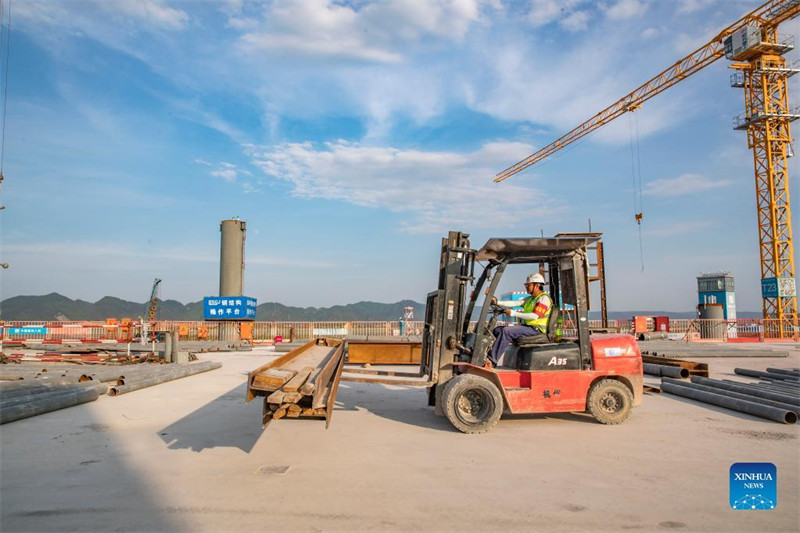 Chongqing : des ouvriers travaillent sur le chantier de construction du projet de terminal T3B de l'aéroport international de Jiangbei