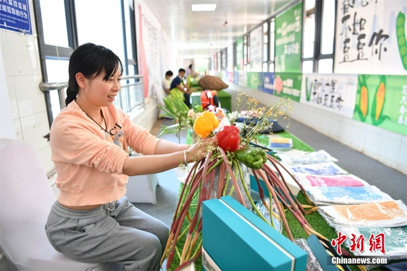 Yunnan : une exposition d'art de paniers de légumes sur un marché des produits agricoles de Kunming