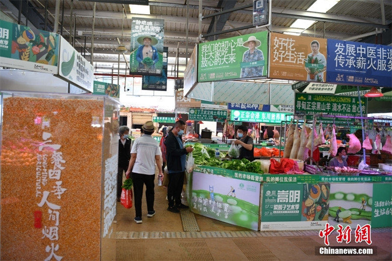 Yunnan : une exposition d'art de paniers de légumes sur un marché des produits agricoles de Kunming