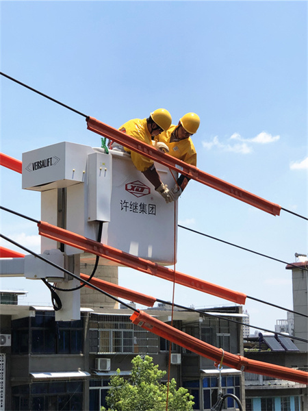  Hunan : des ouvriers électriciens travaillent dans les nuages pour garantir aux habitants de Changsha une fra?cheur estivale