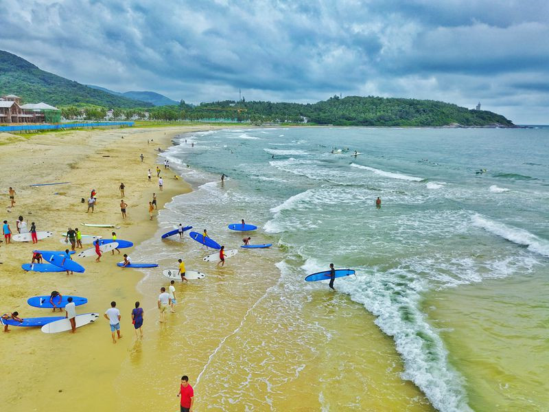 C'est le bon moment pour le surf d'été à Hainan