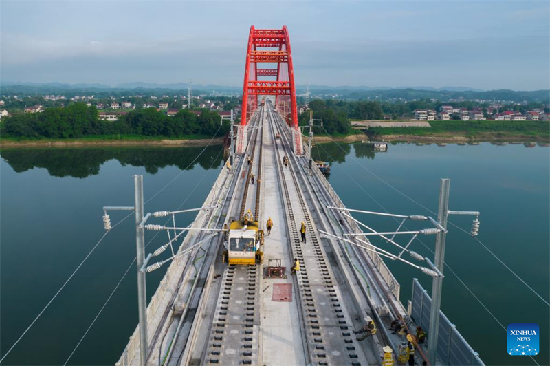 Hunan : le grand pont de Zishui le long de la ligne ferroviaire Changde-Yiyang-Changsha en construction