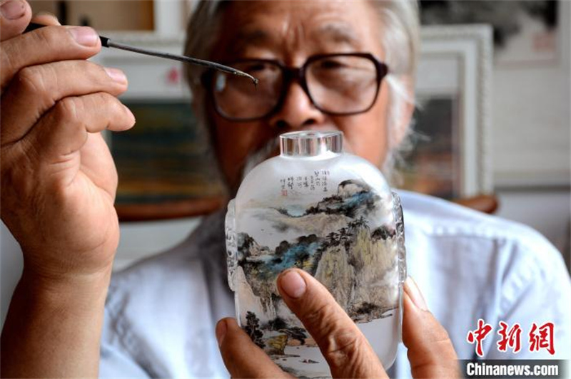 Hebei: un ma?tre de la peinture intérieure de tabatière féru d'art exerce depuis plus de 40 ans dans un village