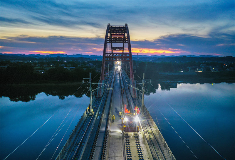 Hunan : fin des travaux de jonction de la ligne ferroviaire à grande vitesse Changde-Yiyang-Changsha
