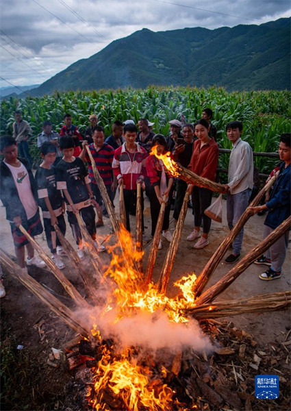 Yunnan: une soirée aux torches à la campagne chez les Yi