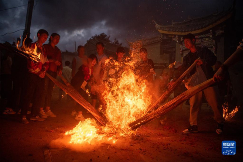 Yunnan: une soirée aux torches à la campagne chez les Yi