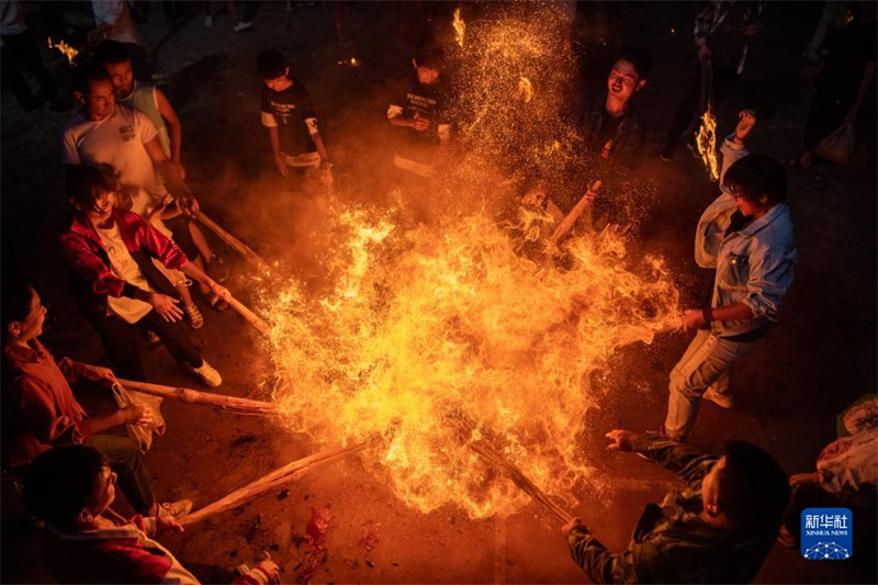 Yunnan: une soirée aux torches à la campagne chez les Yi