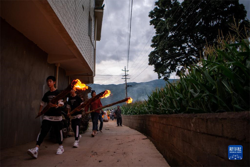 Yunnan: une soirée aux torches à la campagne chez les Yi