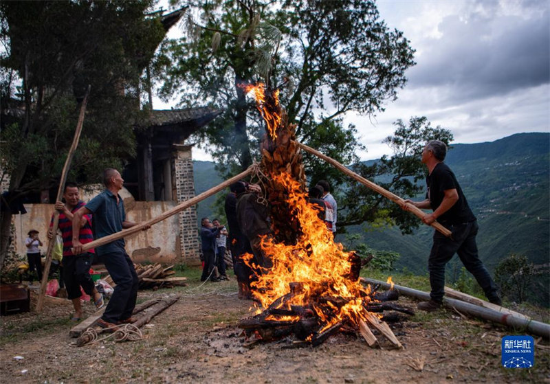 Yunnan: une soirée aux torches à la campagne chez les Yi