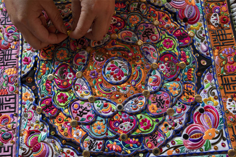 Guizhou : un concours de broderie artisanale à Congjiang