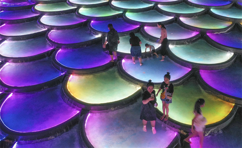 Hebei : la vue nocturne pittoresque du barrage en forme d'écailles de poisson de Zunhua