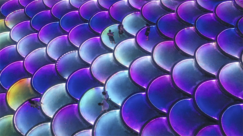 Hebei : la vue nocturne pittoresque du barrage en forme d'écailles de poisson de Zunhua