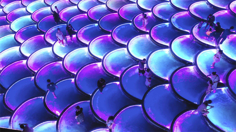 Hebei : la vue nocturne pittoresque du barrage en forme d'écailles de poisson de Zunhua