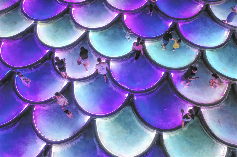 Hebei : la vue nocturne pittoresque du barrage en forme d'écailles de poisson de Zunhua