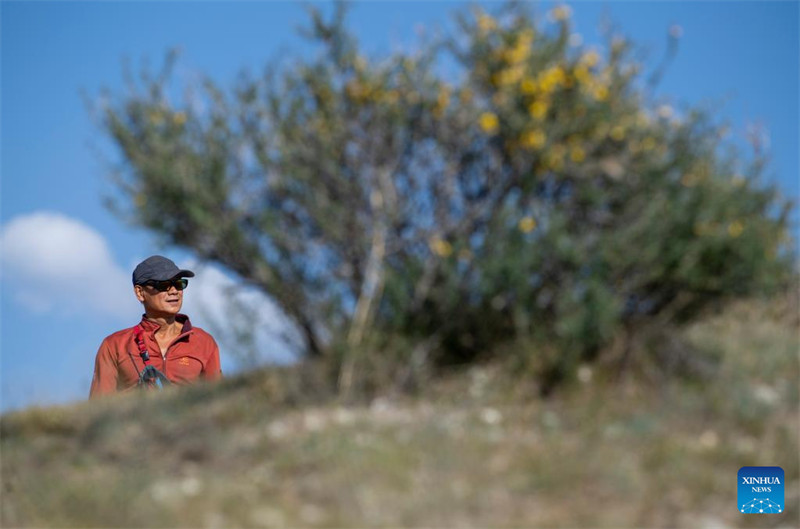 Un amateur de parapente cherche à découvrir davantage la beauté du Xinjiang depuis le ciel