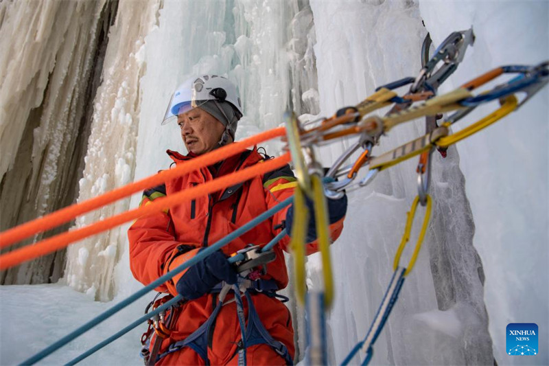 Un amateur de parapente cherche à découvrir davantage la beauté du Xinjiang depuis le ciel