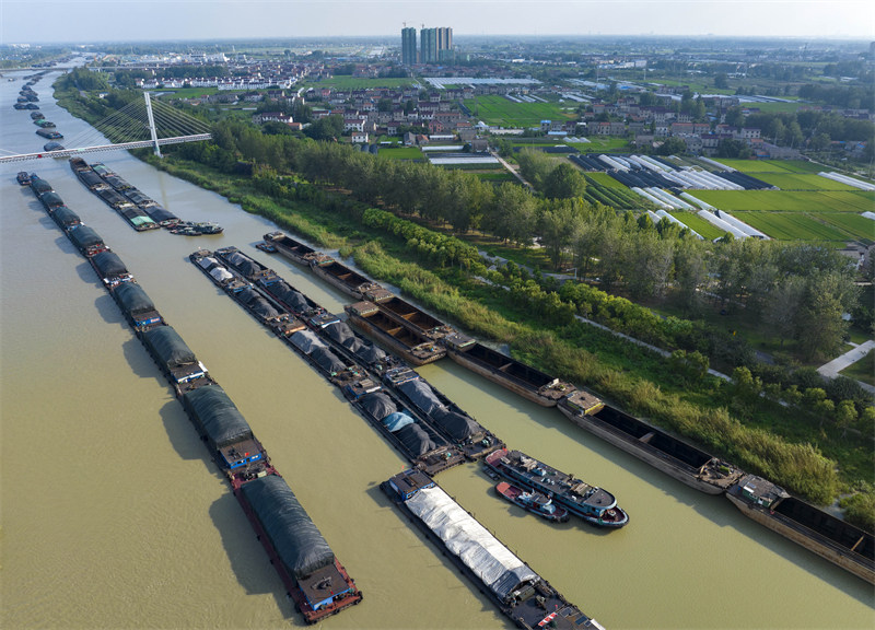 Jiangsu : le Grand Canal fourmille d'activités de transport à Huai'an