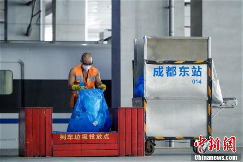 Sichuan : un transporteur de déchets de gare en pleine canicule à Chengdu