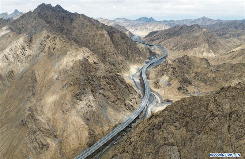 Mise en service d'une nouvelle autoroute au Xinjiang pour stimuler son développement économique de haute qualité