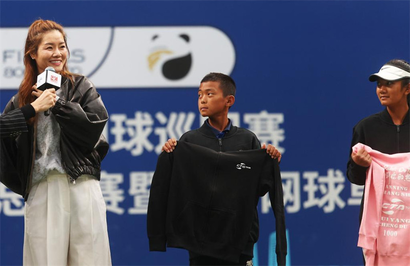 Comment le tennis change la vie du jeune gar?on au panier à dos de l'ethnie Wa