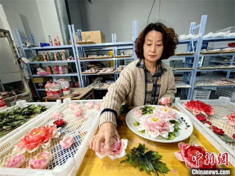 Shandong : les pivoines fleurissent sur la porcelaine à Heze, ville de la pivoine