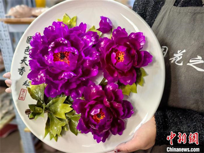 Shandong : les pivoines fleurissent sur la porcelaine à Heze, ville de la pivoine