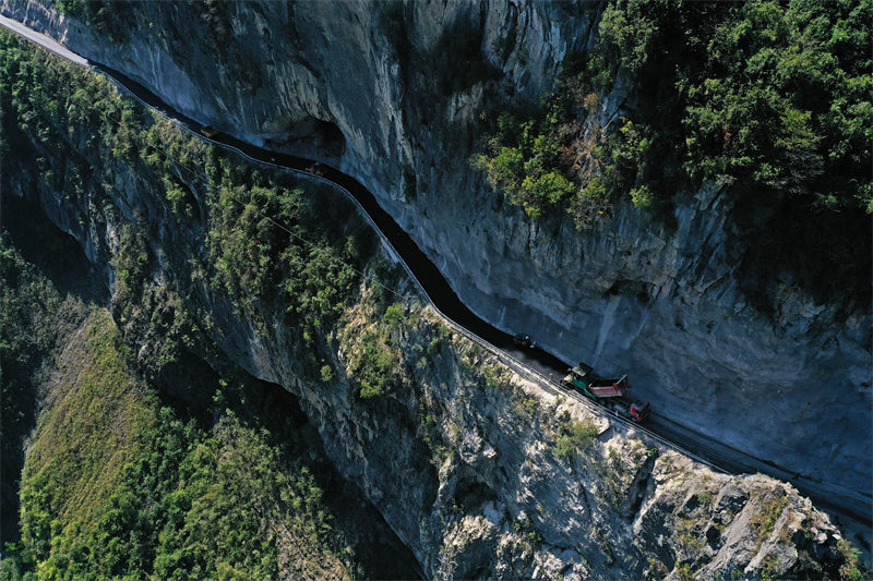 Chongqing : réparer la route sur la falaise pour dégager la route vers la richesse
