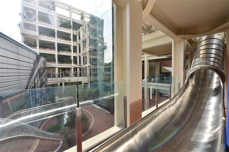 Sichuan : un immeuble de bureaux équipé de grands toboggans et entouré de plantes vertes de Chengdu devient populaire