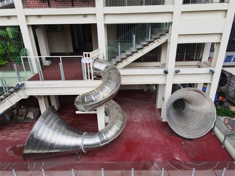 Sichuan : un immeuble de bureaux équipé de grands toboggans et entouré de plantes vertes de Chengdu devient populaire