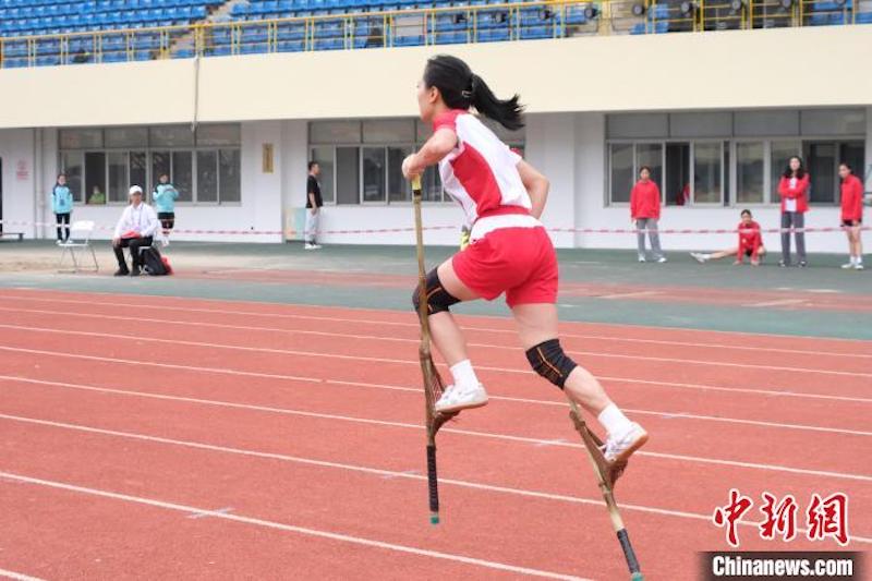 Guangxi : les athlètes courent avec des échasses lors d'une course spéciale